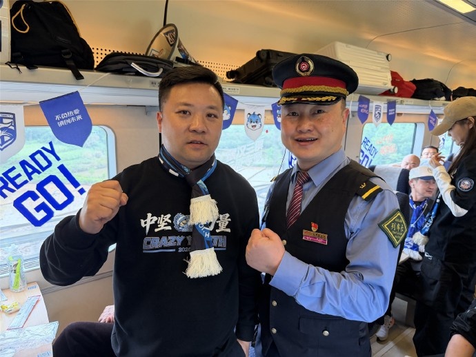 kaiyun-武汉三镇“球迷远征专列”缓缓驶出站台，踏上奔赴重庆客场的征途